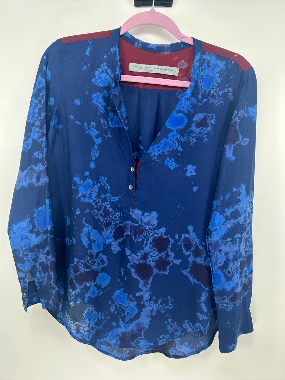 ABS Allen Schwartz Blue Tie-Dye Long Sleeve V-Neck Blouse with Maroon Trim